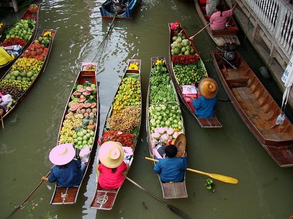 Night Owls and Weekend Warriors: Get Lost in the Glittering Markets of Bangkok!